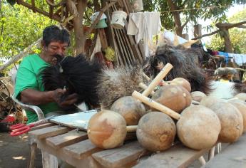 “El Chon”, el artista de las máscaras de judíos