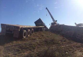 Vuelca tráiler y bloquea por unas horas la México 15