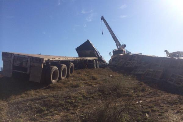 Vuelca tráiler y bloquea por unas horas la México 15