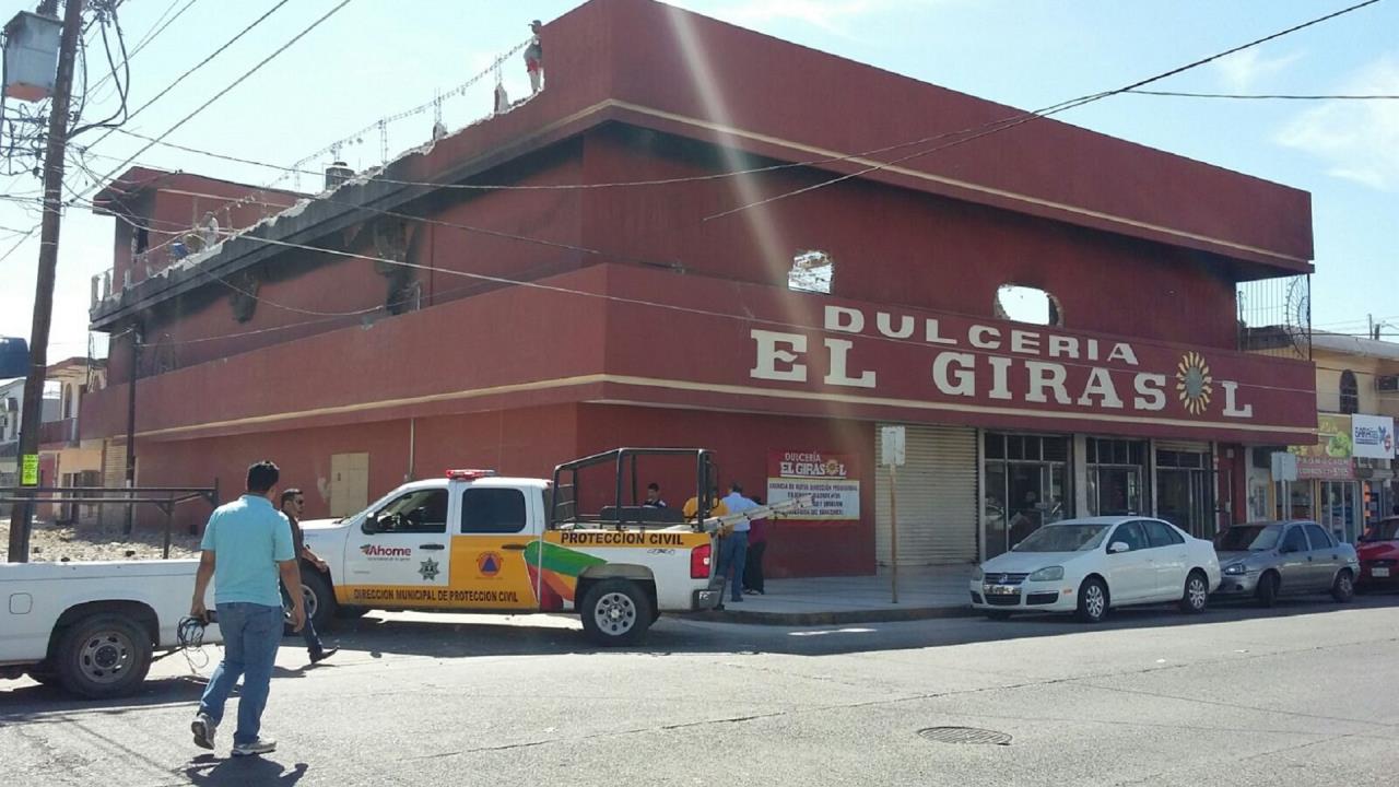 Inicia derrumbe del edificio de dulcería El Girasol | Luz Noticias
