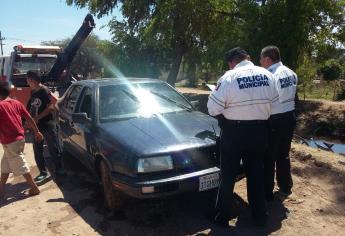 Rescatan vehículo tras canalazo en Goros II