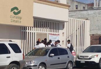 Dejan afuera a alumnos por llegar tarde el último día de clases