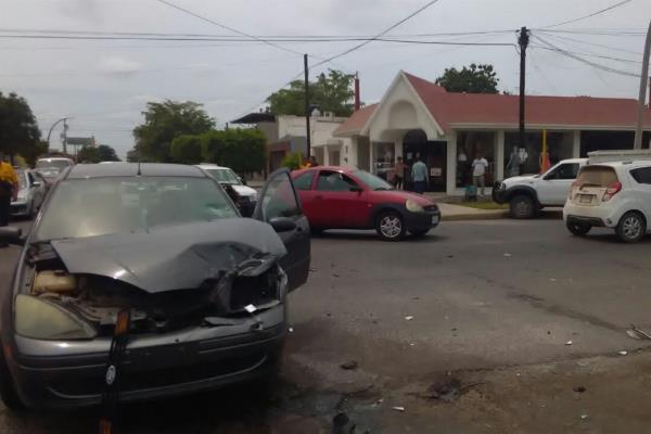 Una mujer y dos niños lesionados tras choque en Los Mochis