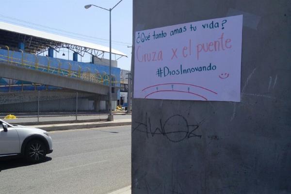 Mensaje recomienda utilizar los puentes peatonales
