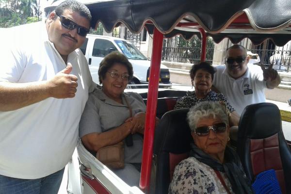 Complacen choferes a turistas en Mazatlán