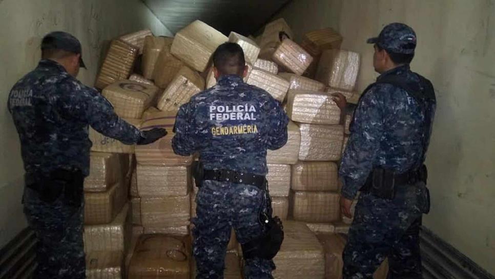 Tráiler se vuelca con 24 toneladas de mariguana en Sonora