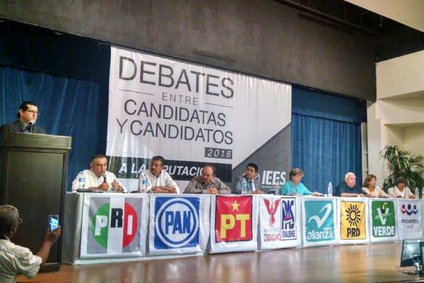 Debaten candidatos y candidatas del distrito 04