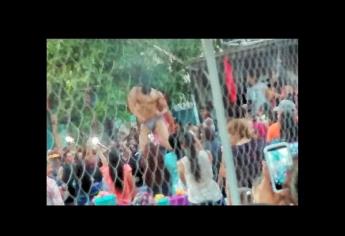 Síndico de San Miguel lleva strippers a madres en la plazuela