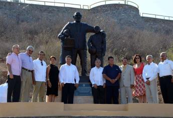 Develan monumento al profesor Carlos Salazar Chávez
