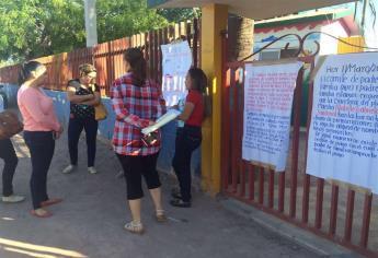 Toman mamás el jardín de niños del ejido Flores Magón