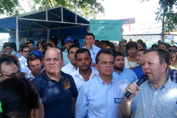 Plantón de panistas afuera del Tesin