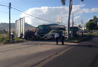 Suspenderán un mes a chofer que baje pasaje en plena carretera