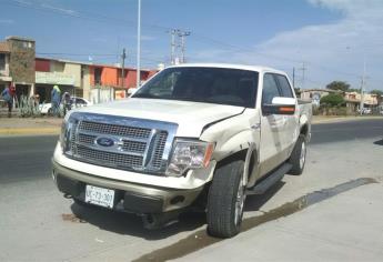 Fuerte operativo policiaco tras despojo de camioneta