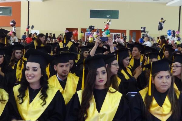 Entregan 230 títulos a egresados de la UPES