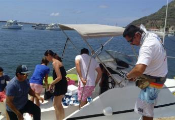 Disfrutan paseando en lancha en Mazatlán