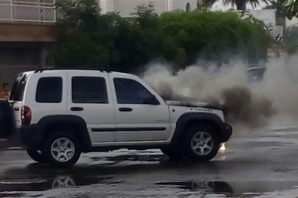 Se quema camioneta en la colonia Scally