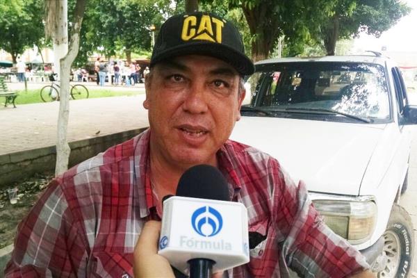 Vacas y excremento de gallina en el agua de Mochicahui