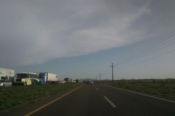 Largas filas y molestia causa bloqueo de la México 15