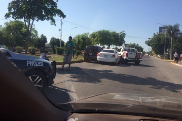 Se registra aparatoso choque por bulevar Centenario
