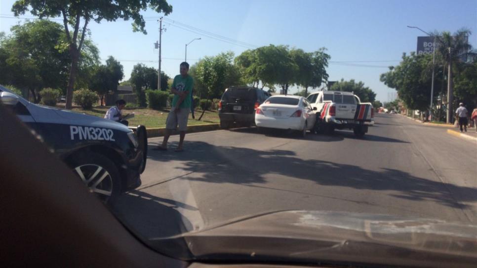 Se registra aparatoso choque por bulevar Centenario