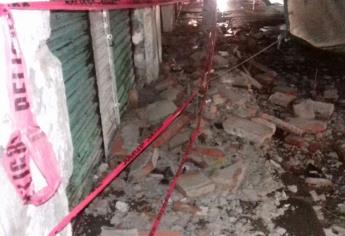 Colapsa marquesina en el Centro por lluvias en Los Mochis