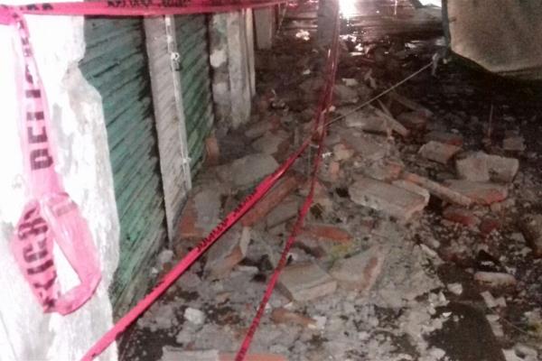 Colapsa marquesina en el Centro por lluvias en Los Mochis