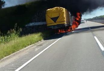 Se incendia remolque de tractocamión en la Maxipista