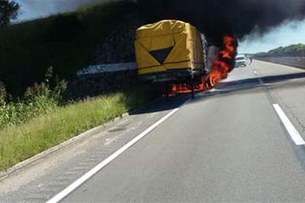 Se incendia remolque de tractocamión en la Maxipista