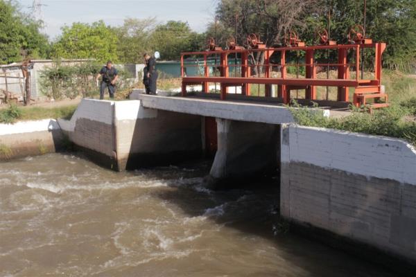 Localizan a un hombre sin vida en el canal Lateral 18