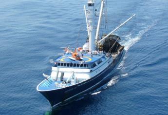 Cae helicóptero de barco atunero y mueren dos tripulantes