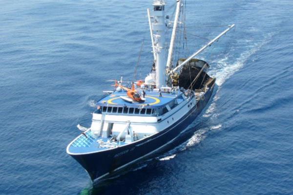 Cae helicóptero de barco atunero y mueren dos tripulantes