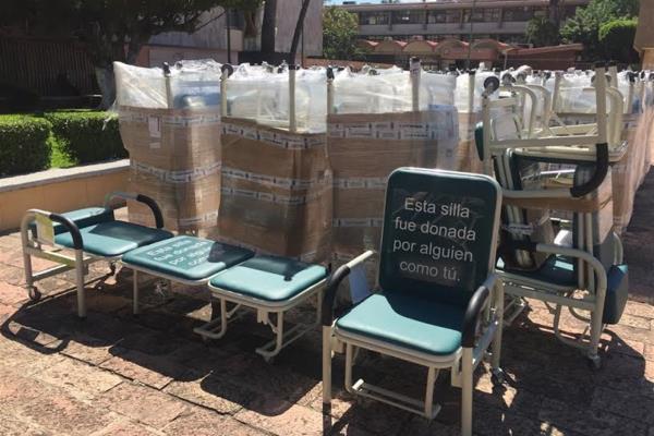 Entregan sillas-cama en apoyo a familiares de pacientes del IMSS