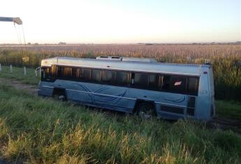 Autobús vuelca por la México 15 en Batamote