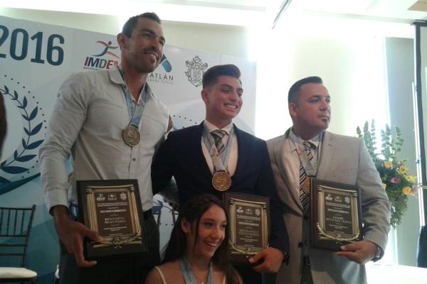 Premian a los deportistas y entrenador del año 2016