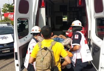 Intenta arrojarse de puente peatonal, se desmaya y es rescatado