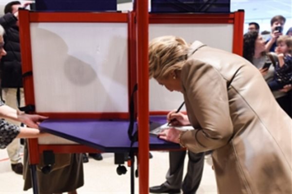 Hillary y Bill Clinton votan en Chappaqua, Nueva York