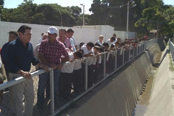 Entrega Arturo Duarte drenaje pluvial en el Águila Azteca