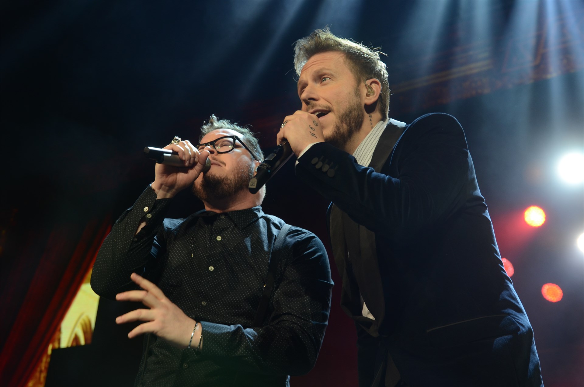 Sin Bandera fascina con romanticismo en concierto “Una última vez”