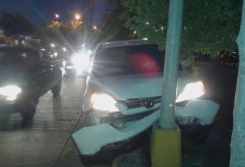 Mujer se lleva árbol y una luminaria en Mazatlán