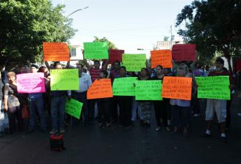 Bloquean comerciantes la Zaragoza, rechazan reubicación