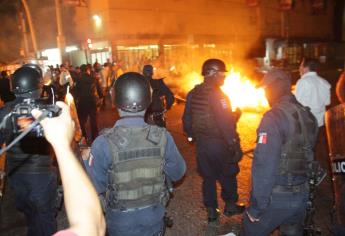 Policías antimotines desalojan a comerciantes del Centro