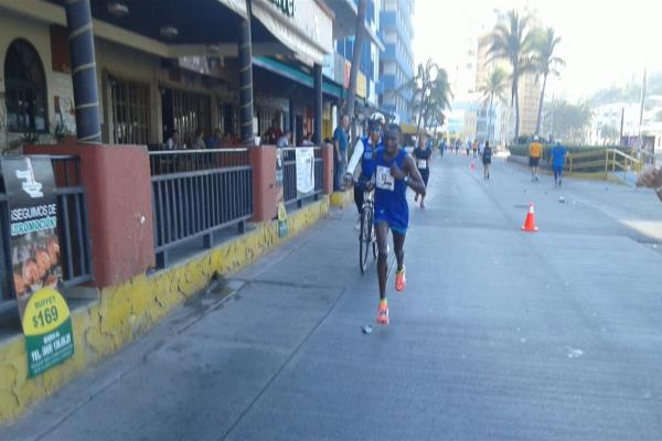 Keniatas lucen demoledores en Gran Maratón Pacífico 2016