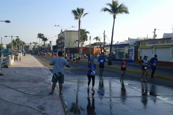Abarrotan más de 10 mil corredores el Malecón