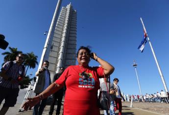 Cubanos rinden homenaje a Fidel Castro en Plaza de la Revolución