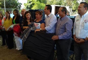 Entregan apoyos en la comunidad Tres Gotas de Agua
