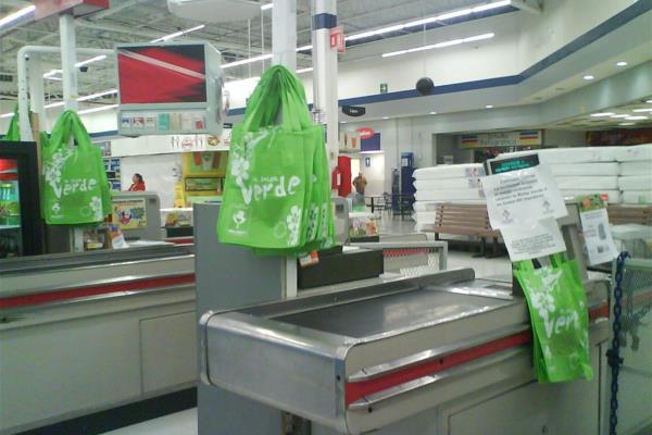 Bolsas hechas de aceites y almidón, opción para sustituir plástico