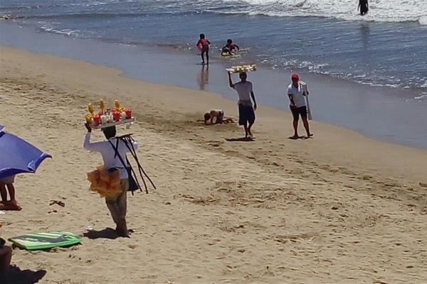 Proliferan vendedores ambulantes sin permiso en Mazatlán
