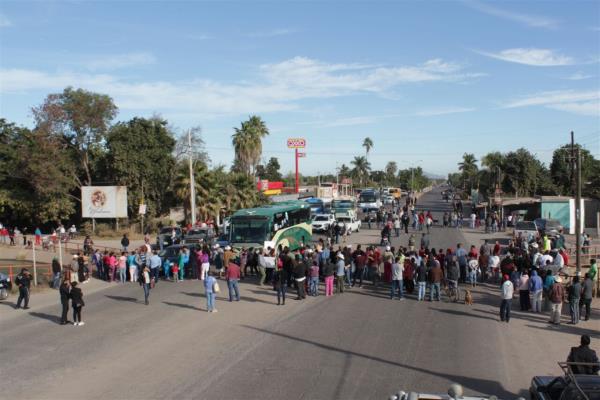 Bloquean carretera Mochis-San Blas porque tienen 6 días sin agua