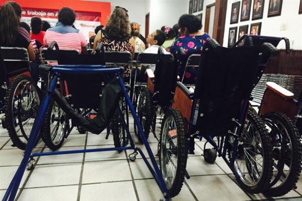 Crean dispositivo para mover silla de ruedas a través del cerebro