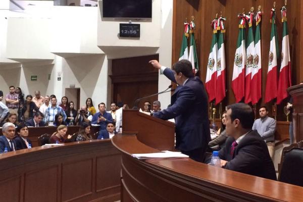 Panistas dan espaldarazo a Roberto Cruz